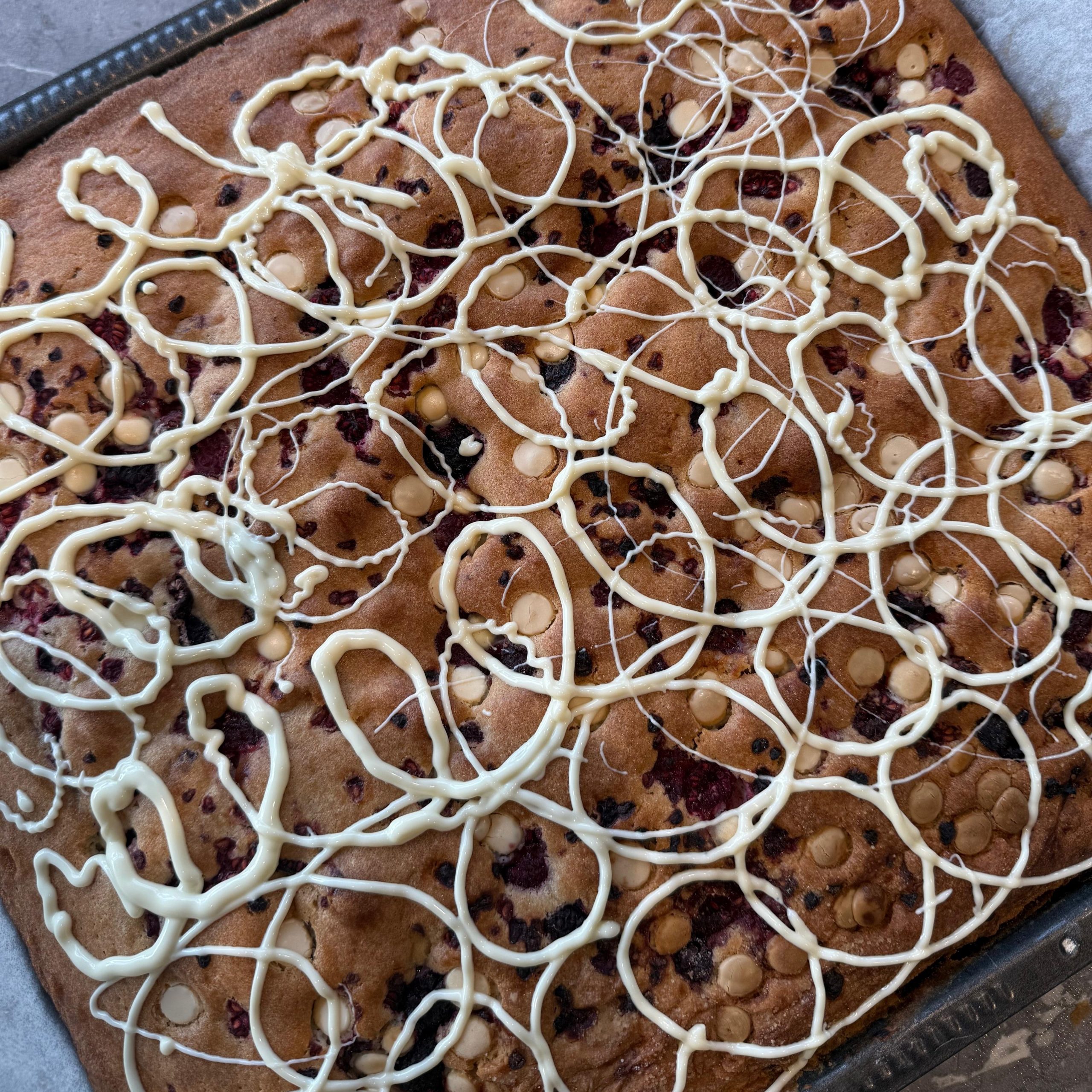 frambozen plaatkoek met witte chocolade vierkant